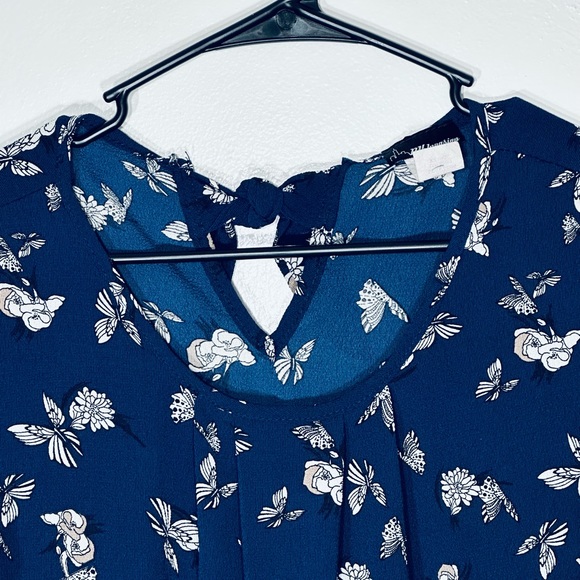 Women’s NY Invasion Floral Short Sleeve Blouse - Picture 2 of 4